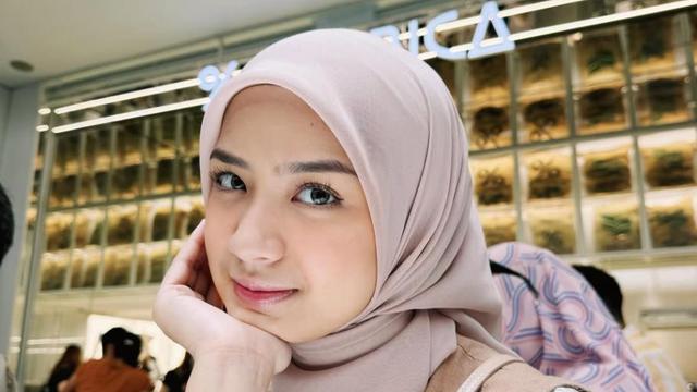 7 Inspirasi Hijab Nashwa Zahira, Stylish dengan Menggunakan Pashmina hingga Hijab Square. (credit:instagram.com/nashwaaaz)