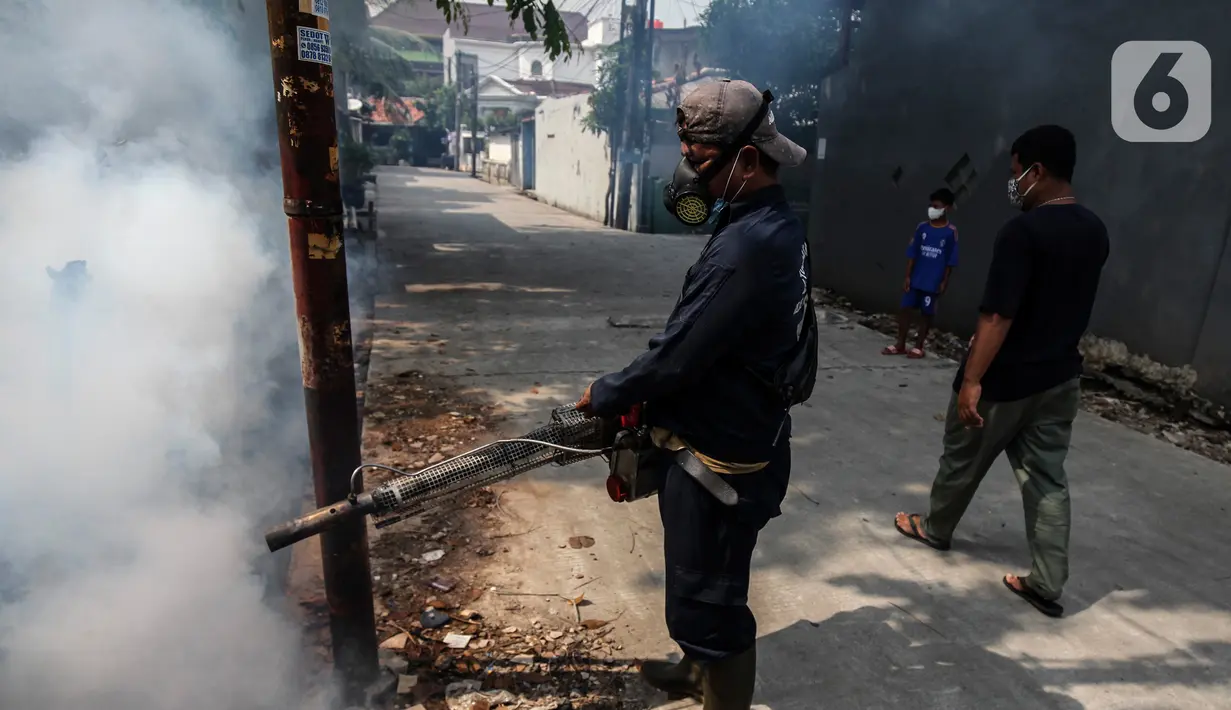 Petugas melakukan penyemprotan (fogging) untuk memutus siklus hidup nyamuk Demam Berdarah Dengue (DBD) di perumahan Jalan Delima Raya, Jakarta Barat, Senin (25/10/2021). Penyemprotan guna mencegah berkembangnya penyakit demam berdarah yang kerap muncul saat perubahan musim (Liputan6.com/Johan Tallo)