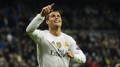 Pemain Real Madrid, Cristiano Ronaldo saat mencetak Quattrick (4 gol)  ke gawang Malmo FF di Stadion  Santiago Bernabeu, Madrid, Rabu (9/12/2015). (AFP Photo/Pierre-Philippe Marcou)