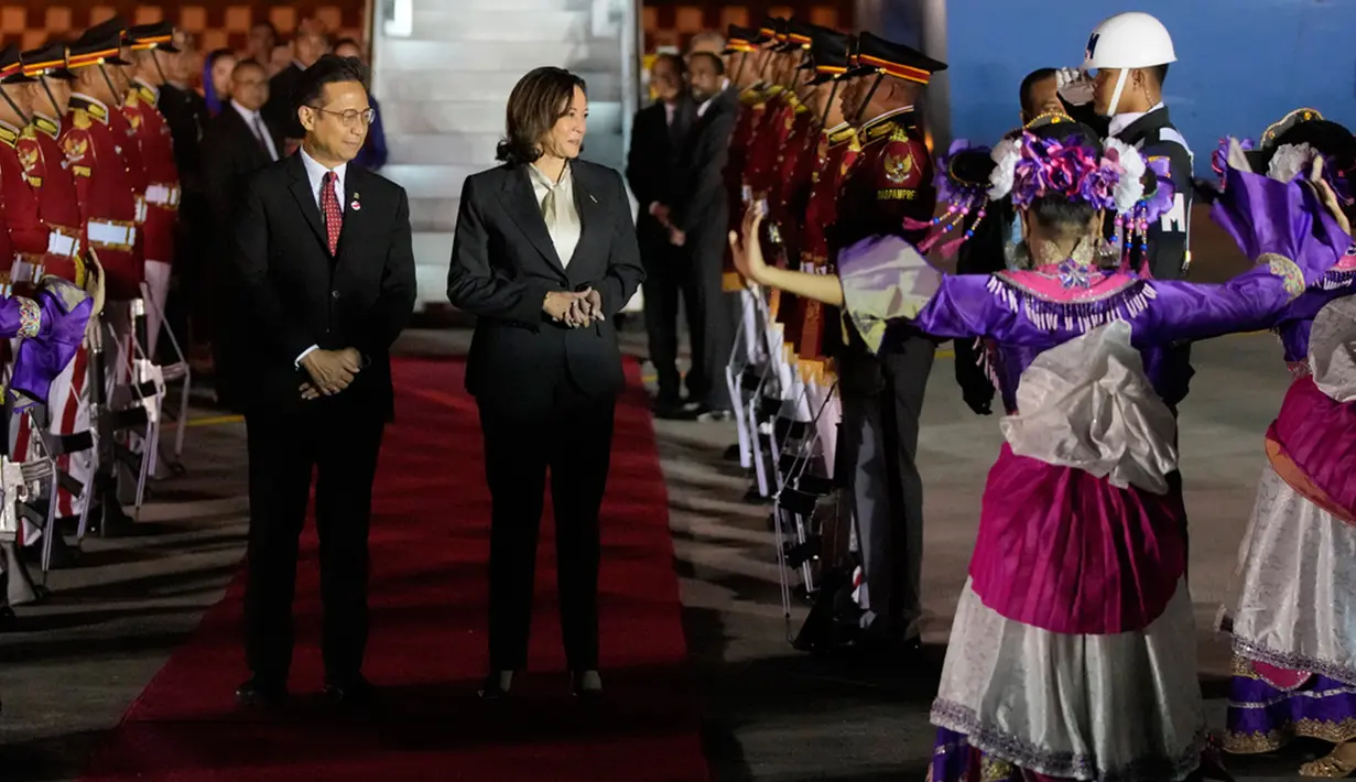 <p>Pesawat yang membawa Kamala Harris mendarat di Bandara Soekarno-Hatta sekitar pukul 22.00 WIB. Dia kemudian disambut Menteri Kesehatan Budi Gunadi Sadikin. (AP Photo/Achmad Ibrahim, Pool)</p>