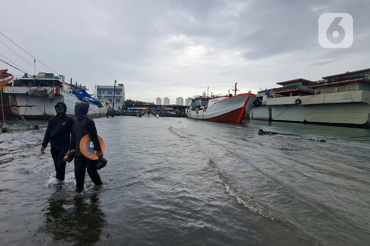 Cuaca Ekstrem, Banjir Rob Landa Pelabuhan Muara Baru