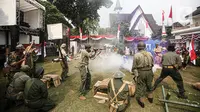 Sejumlah seniman memerankan para pahlawan dan penjajah dalam Pertunjukan Sosiodrama "Reenactor Bangor" Gelora Bangsa di halaman Museum Naskah Proklamasi, Jakarta, Selasa (16/8/2022). Pertunjukan tersebut merupakan salah satu rangkaian acara Napak Tilas Proklamasi dalam rangka menyambut Ke-77 Kemerdekaan Republik Indonesia (RI). (Liputan6.com/Faizal Fanani)