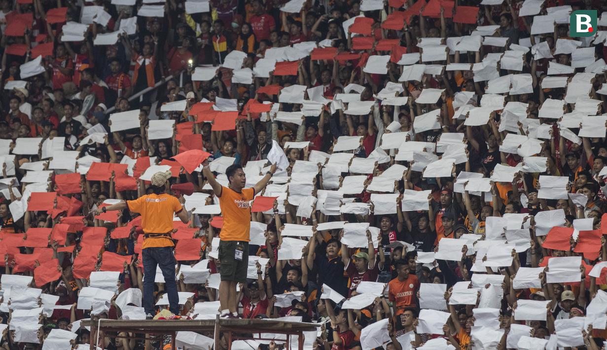 Suporter Persija Jakarta, The Jakmania, melakukan koreografi ketika memberikan dukungan saat melawan Bali United pada final Piala Presiden di SUGBK, Jakarta, Sabtu (17/2/2018). Persija menang 3-0 atas Bali United. (Bola.com/Vitalis Yogi Trisna)