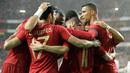 Para pemain Portugal merayakan gol yang dicetak oleh Goncalo Guedes ke gawang Aljazair pada laga uji coba  di Estadio da Luz, Jumat (8/6/2018). Portugal menang 3-0 atas Aljazair. (AP/Armando Franca)