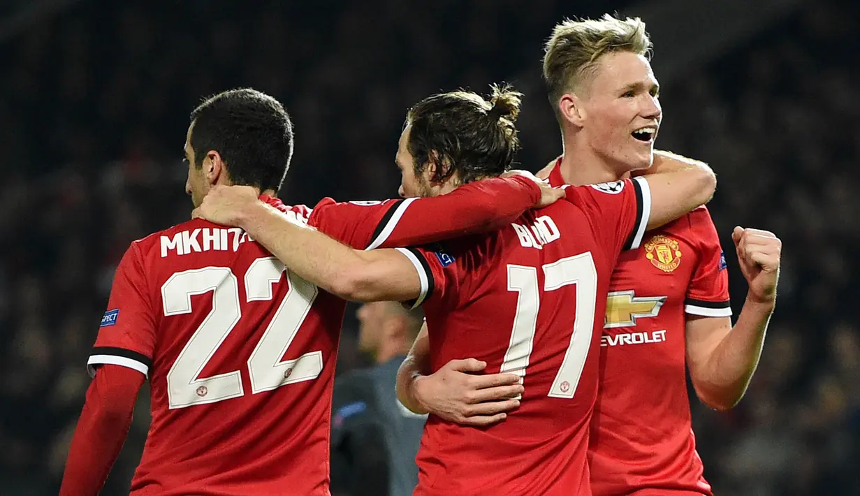 Para pemain Manchester United merayakan kemenangan atas Benfica pada laga Liga Champions di Stadion Old Trafford, Selasa (31/10/2017). Manchester United menang  2-0 atas Benfica. (AFP/Oli Scarff)