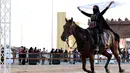 Perempuan Arab menunggangi kuda selama Festival Souk Okaz 2019 di Kota Taif, Arab Saudi, Rabu (7/8/2019). Festival Souq Okaz merupakan ajang untuk berbagi warisan budaya dan sosial. (AMER HILABI/AFP)