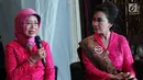 Ibunda Presiden Joko Widodo, Sudjiatmi Notomiharjo (kiri) memberi keterangan pada acara penghargaan Perempuan Tangguh Award 2018 di Rumah Pertiwi, Jakarta, Sabtu (22/12). Sudjiatmi menerima Perempuan Tangguh Award 2018. (Liputan6.com/Helmi Fithriansyah)