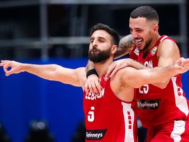 Pebasket Lebanon, Amir Saoud (kiri) bersama rekannya, Ali Mezher melakukan selebrasi setelah melakukan buzzer beater pada laga Grup P Piala Dunia FIBA 2023 melawan Pantai Gading di Indonesia Arena, Senayan, Jakarta, Kamis (31/08/2023). Lebanon menang dengan skor 94-84. (Bola.com/Bagaskara Lazuardi)