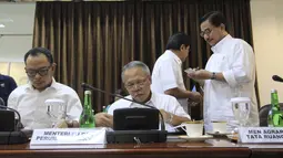 Terlihat para menteri kompak berbaju putih mengikuti Presiden Jokowi saat mengikuti rapat kabinet terbatas bidang perekonomian di Kantor Presiden, Jakarta, Kamis (30/10/2014). (Liputan6.com/Herman Zakharia)