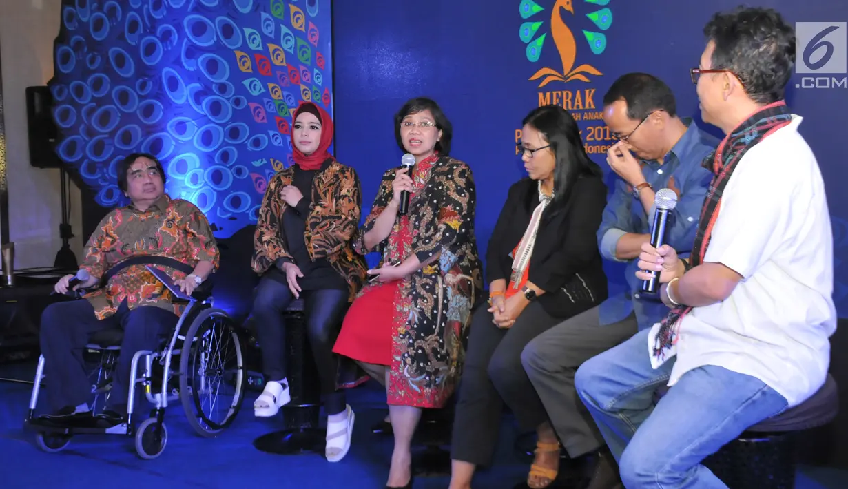 Deputi Tumbuh Kembang Anak KPPPA Lenny N Rosalin (Ketiga Kiri) menjadi pembicara dalam acara Malam Penganugerahan Piala Media Ramah Anak (Merak) 2018, berlangsung di Jakarta, Jumat (7/12). Liputan6.com/Pool/Humas KPPPA)