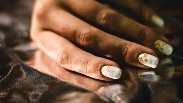 Desain Nail Art Dengan Detail Mewah