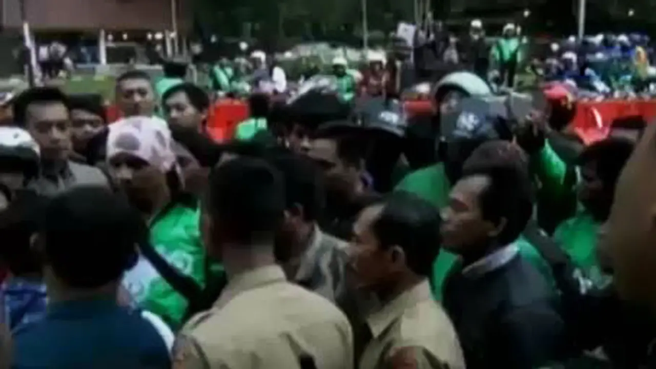 VIDEO: Go-Jek dan Ojek Pangkalan Kembali Bentrok