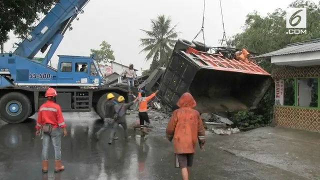 Kecelakaan beruntun terjadi di jalan raya Bogor-Sukabumi, sebuah dump truk tabrak minibus dan menabrak sebuah warung makan,