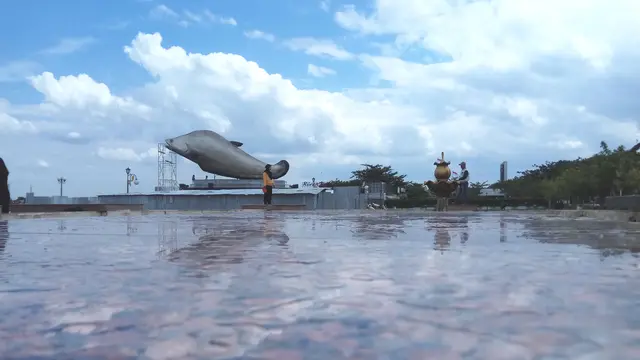 Meskipun belum rampung, namun pengunjung Plasa BKB Palembang menjadikan Tugu Ikan Belido sebagai latar swafoto (Liputan6.com / Nefri Inge)