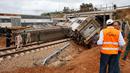 Sebuah kereta api keluar jalur dan terguling di Sidi Bouknadel dekat ibu kota Rabat, Maroko, Selasa (16/10). Sebelumnya, sejumlah media setempat melaporkan, kecelakaan terjadi akibat dua kereta saling bertabrakan. (AP/Abdeljalil Bounhar)