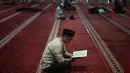 Sebagaimana diketahui, membaca Al-Quran merupakan kegiatan yang sangat dianjurkan di bulan Ramadan. Tampak dalam foto, umat Muslim membaca Al-Quran atau tadarus saat menjalani hari pertama Ramadan 1447 Hijriah di Masjid Istiqlal, Jakarta, Kamis (19/2/2026). (Kapanlagi.com/Budy Santoso)
