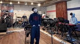 Suho EXO juga kerap mengunggah momen saat dirinya tengah menjalani latihan vokal. Diiringi dengan band, ia terlihat begitu santai menjalani latihan. (Liputan6.com/IG/@kimjuncotton)