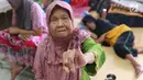 Lansia penghuni Panti Jompo Tresna Werdha Budi Mulia 1 menunjukkan jarinya yang bertinta usai mencoblos dalam Pemilu 2019 di Cipayung, Jakarta Timur, Rabu (17/4). Panitia Pemungutan Suara (PPS) melakukan pendampingan terhadap lansia yang sedang sakit. (Liputan6.com/Immanuel Antonius)