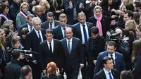 Presiden Perancis Francois Hollande (tengah) usai melakukan a minute of silence di Universitas Sorbonne, Paris, Perancis, (16/11/2015).  Hal ini dilakukan sebagai penghormatan bagi korban serangan Paris. (REUTERS/Stephane de Sakutin) 