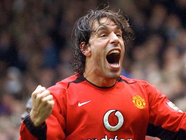 1. Ruud van Nistelrooy - Nistelrooy merupakan salah satu penyerang paling mematikan pada eranya. Manchester United merekrut sang pemain dari PSV Eindhoven dengan merogoh kocek sebesar 25,65 juta pounds atau sekitar Rp486 miliar. (AFP/Paul Barker)