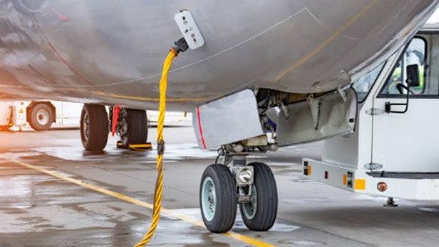 Ilustrasi pengisian bahan bakar pesawat.