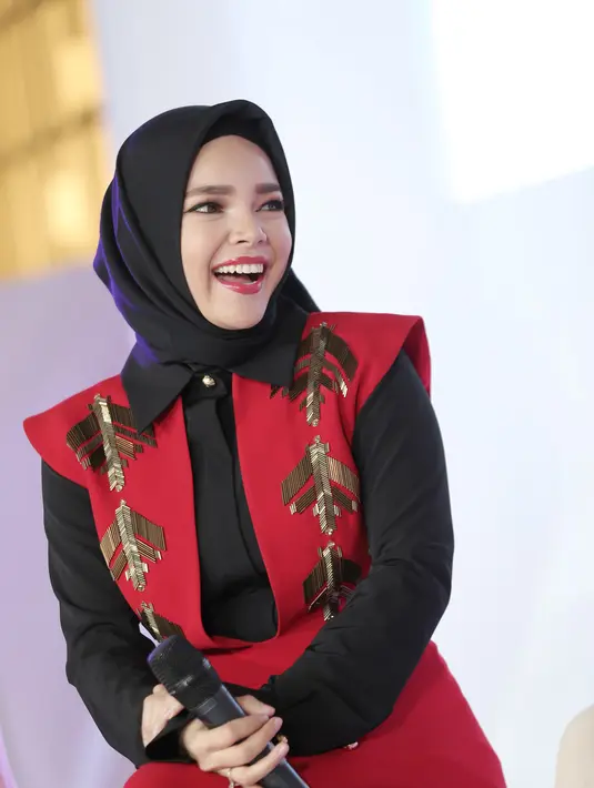 Pemeran sinetron 'Catatan Hati Seorang Istri' yang suka melakukan eksperimen dengan dandannya itu membuat kaget suami. Hal itu lantaran merias diri dengan berani. (Galih W. Satria/Bintang.com)