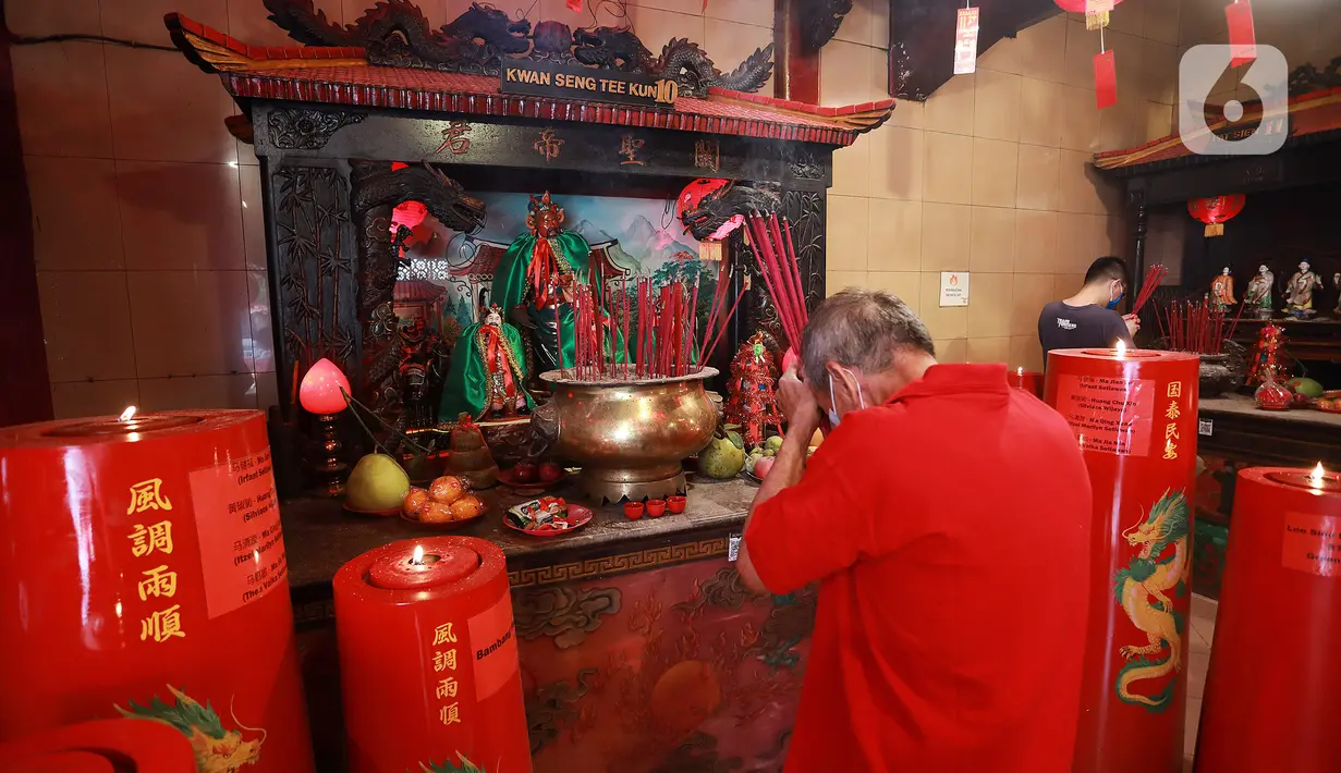 Warga Tionghoa melaksanakan ibadah perayaan Imlek di Wihara Dharma Jaya/Klenteng Toa Se Bio, Jalan Kemenangan III, Jakarta, Minggu (22/1/2023). Wihara Dharma Jaya atau kelenteng Toa Se Bio yang ada di kawasan pecinaan Glodok ini ramai didatangi sejak malam tahun baru untuk melaksanakan ibadah imlek 2574. (Liputan6.com/Johan Tallo)