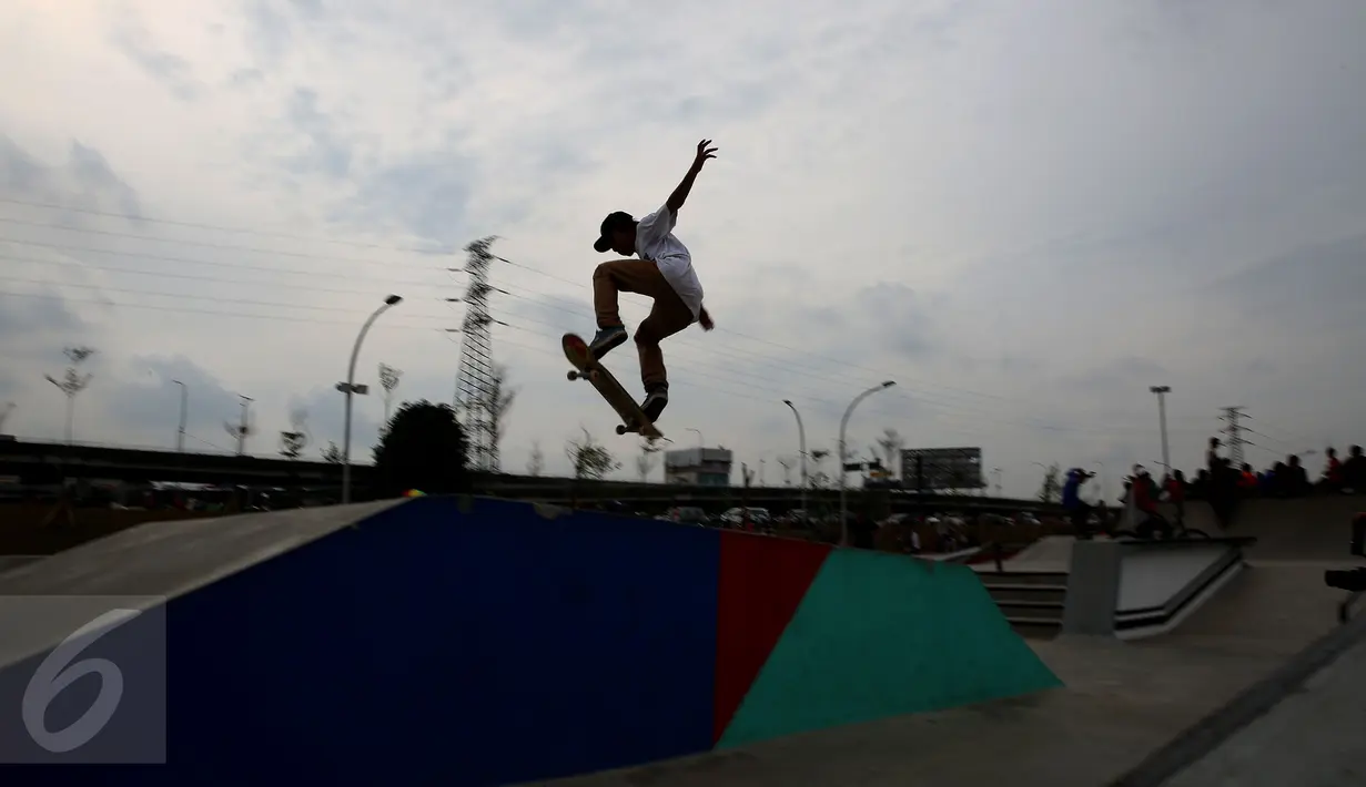 Seorang anak bermain skate board di Kalijodo, Jakarta. Rabu (4/1). Mengisi hari libur Kalijodo dipenuhi ratusan warga, Anak - anak, orang tua, remaja bermain memeras tenaga untuk memuaskan adrenalin mereka. (Liputan6.com/Johan Tallo)