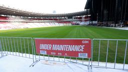 Suasana Stadion Utama Gelora Bung Karno (SUGBK), Senin (13/3/2023). Kualitas rumput SUGBK menurun setelah digunakan dua konser di stadion tersebut. (Bola.com/M Iqbal Ichsan)