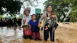 Topan Yagi membawa hujan deras yang menggenangi sebagian besar wilayah Vietnam utara, Laos, Thailand, dan Myanmar, memicu terjadinya banjir dan tanah longsor serta luapan sungai yang kian meluas. (Sai Aung MAIN/AFP)