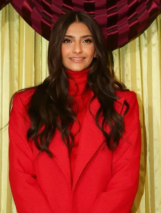 Pernikahan itu sendiri akan digelar di Swiss. Kabarnya saat ini seluruh keluarga Sonam Kapoor, termasuk sang ayah, Anil Kapoor sedang berada di Swiss untuk mempersiapkan pernikahan. (Foto: instagram.com/sonamkapoor)