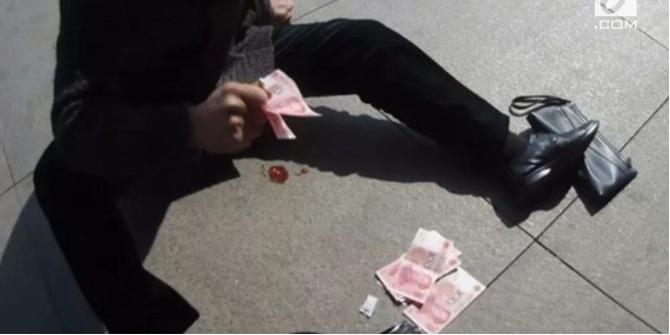 VIDEO: Pria Buang Uang ke Jalan Saat Kena Serangan Jantung