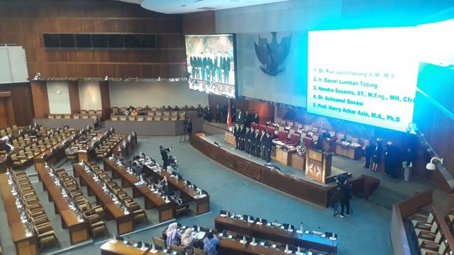 Dewan Perwakilan Rakyat (DPR) menyetujui hasil uji kepatutan dan kelayakan (fit and proper test) terhadap 5 calon pimpinan (capim) Badan Pemeriksa Keuangan (BPK) yang dipilih Komisi XI DPR. Liputan6.com/Bawono Yadika