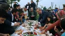 Presiden Turki, Tayyip Erdogan berbuka puasa bersama warga di sebuah taman di Istanbul pada Senin (27/5/2019). Buka puasa bersama tersebut dilakukan Erdogan agar lebih dekat dengan warganya. (Murat Kula/Presidential Press Office/Handout via REUTERS)