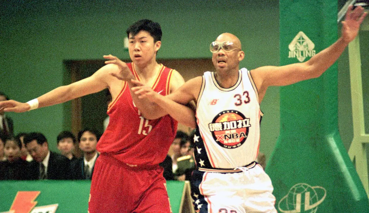 Pada posisi ke lima ditempati oleh Kareem Abdul-Jabbar. Peraih enam kali MVP dan cincin NBA ini mengoleksi angka 237 penampilan di babak Playoff NBA. (Foto: AFP/Zou Qing)