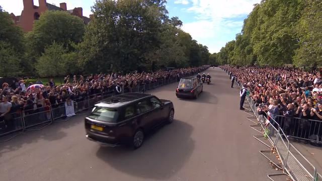 Mobil Jaguar mengantar peti Ratu Elizabeth II ke Windsor Castle.