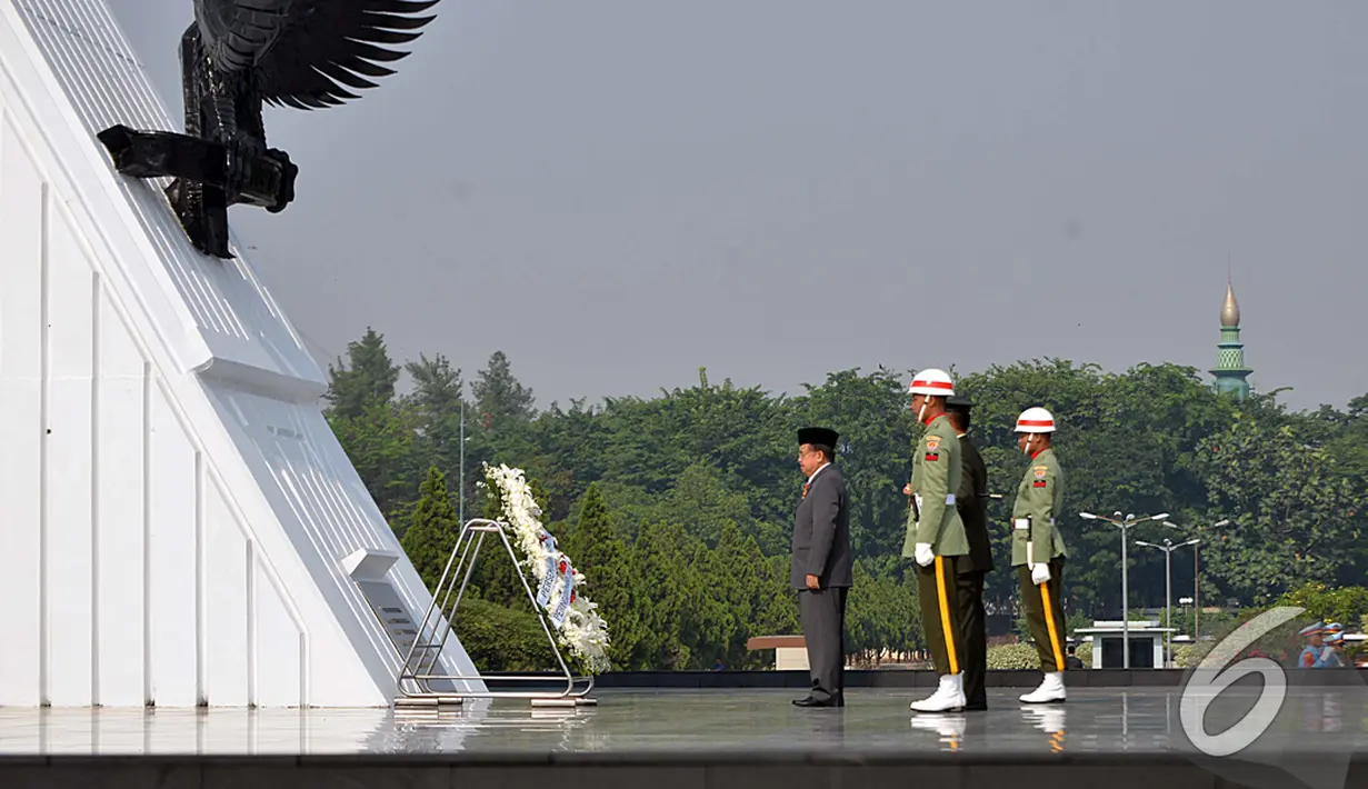  Wakil Presiden Jusuf Kalla menjadi inspektur upacara pada peringatan Hari Pahlawan Nasional di Taman Makam Pahlawan Kalibata, Jakarta, Senin (10/11/2014)(Liputan6.com/Johan Tallo)