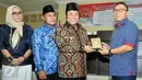 Bupati Lampung Selatan Dr. Zainuddin Hasan memberikan plakat kepada ketua MPR RI, Zulkifli Hasan, Lampung, Kamis (17/3/2016). Zulkifli datang ke Lampung untuk mensosialisasikan Empat Pilar MPR RI. (Liputan6.com/Yoppy Renato)