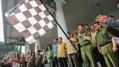 Gubernur DKI Basuki Tjahaja Purnama (Ahok) melepas Bus Juru Pemantau Jentik (Jumantik) di Balaikota Jakarta, Senin (15/6/2015). Bus warna merah ini siap keliling mensosialisasikan penyakit demam berdarah dengue (DBD). (Liputan6.com/Faizal Fanani)