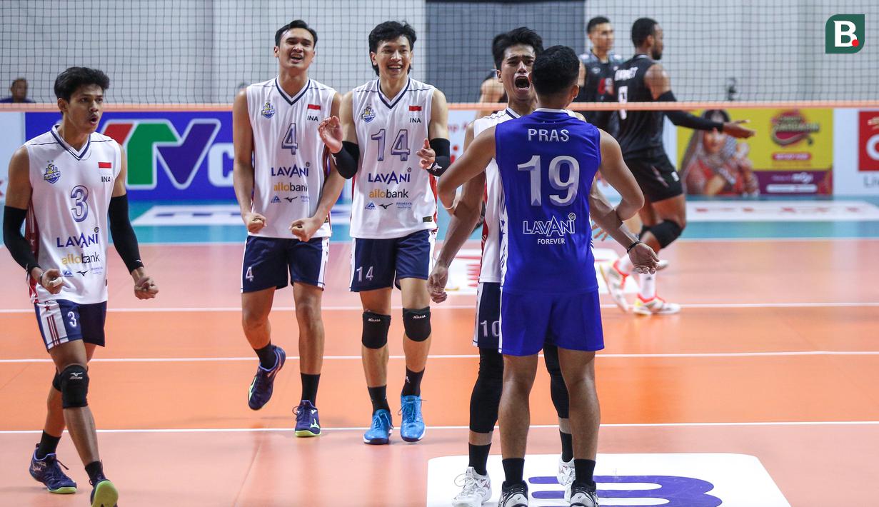 <p>Para pemain Timnas Voli Putra Indonesia melakukan selebrasi setelah mencetak poin pada laga putaran pertama SEA V League 2023 melawan Timnas Voli Thailand di Padepokan Voli Jenderal Polisi Kunarto, Sentul, Bogor, Minggu (23/07/2023). Indonesia menang 3-1 (21-25, 25-17, 25-23 dan 27-25) dan menjadi juara. (Bola.com/Bagaskara Lazuardi)</p>