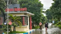 Banjir melanda sejumlah wailayah di Gresik, termasuk di Perumahan Oma Indah Menganti Gresik. (Dian Kurniawan/Liputan6.com)