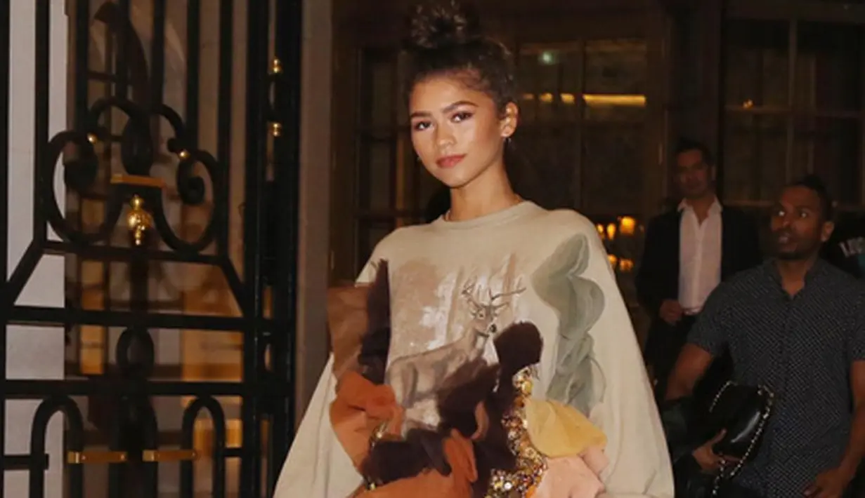 Zendaya menuliskan, ia sangat menyukai pemberitaan pada bagian yang menyebutkan dirinya telah liburan bareng tom. Hal ini pun dijawab oleh Tom, dan obrolan mereka pun memang memeperlihatkan bantahannya. (Instagram/zendaya)