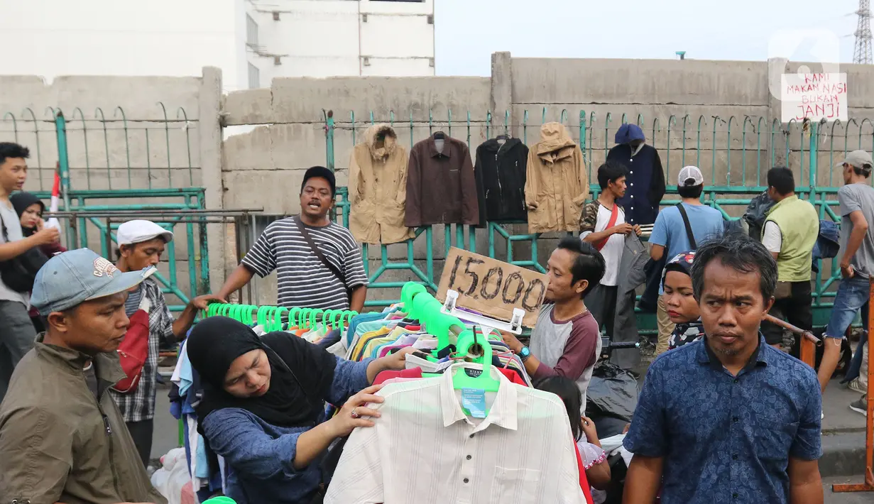 Suasana konsumen saat berbelanja di pedagang kaki lima kawasan luar Pasar Senen, Jakarta, Minggu (1/12/2019). Pedagang kaki lima di luar kawasan pasar senen menolak relokasi di pasar kenari, rencananya akan dipindahkan pada 1 Desember 2019 ini. (Liputan6.com/Herman Zakharia)