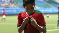 Ekspresi Evan Dimas Darmono setelah mencetak gol keenam Indonesia U-23 ke gawang Kamboja U-23 dalam babak penyisihan Grup A SEA Games 2015 di Stadion Jalan Besar, Singapura (6/6). Indonesia menang 6-1 dalam pertandingan tersebut. (Bola.com/Arief Bagus)
