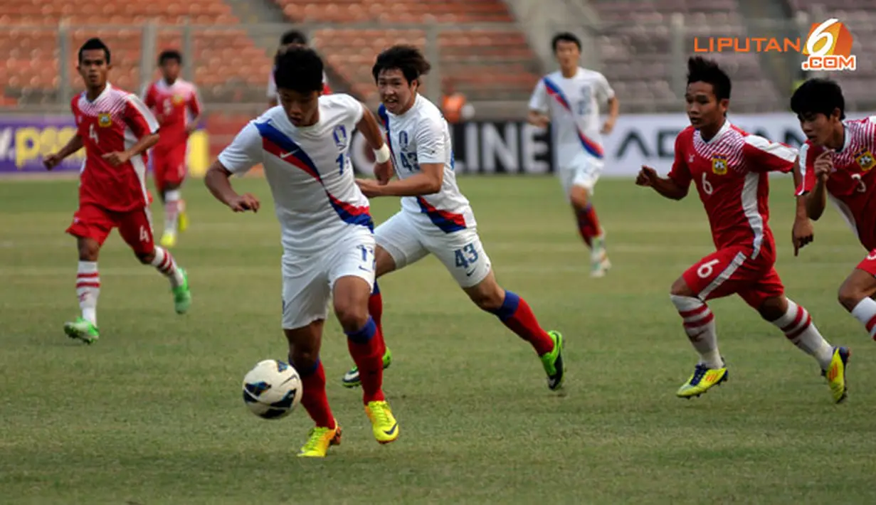 Pemain Korea Selatan bernomor 11, Hwang Hee Chan berhasil menerobos pertahanan Laos dalam laga kualifikasi Piala AFC Grup G di Stadion GBK, Kamis (10/10/13) (Liputan6/ Helmi Fithriansyah)