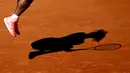 Bayangan Serena Williams saat melawan Lucie Safarova di final Ptrancis Terbuka 2015.  (EPA/Ian Langsdon)
