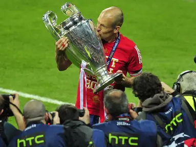 Arjen Robben, sayap lincah berusia 37 tahun mengumumkan pensiun yang kedua kalinya di klub masa kecilnya, Groningen pada 15 Juli 2021. Kali pertama ia mengumumkan pensiun adalah pada 2019 lalu usai lepas dari Bayern Munchen. Berikut 5 tim yang pernah dibelanya. (Foto: AFP/Glyn Kirk)