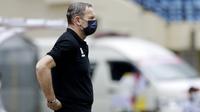 Pelatih PSS Sleman, Dejan Antonic mengamati timnya bermain menghadapi Madura United dalam laga Grup C Piala Menpora 2021 di Stadion Si Jalak Harupat, Bandung, Selasa (23/3/2021). PSS Sleman kalah 1-2 dari Madura United. (Bola.com/M Iqbal Ichsan)