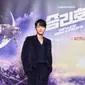 Song Joong Ki dalam konferensi pers Space Sweepers. (Foto: Netflix)