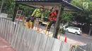 Pekerja menyelesaikan pembuatan halte bus di depan Mesjid Istiqlal, Jakarta, Sabtu (6/1). Pembuatan halte tersebut dilakukan untuk meningkatkan kenyamanan bagi pengguna transportasi umum. (Liputan6.com/Immanuel Antonius)